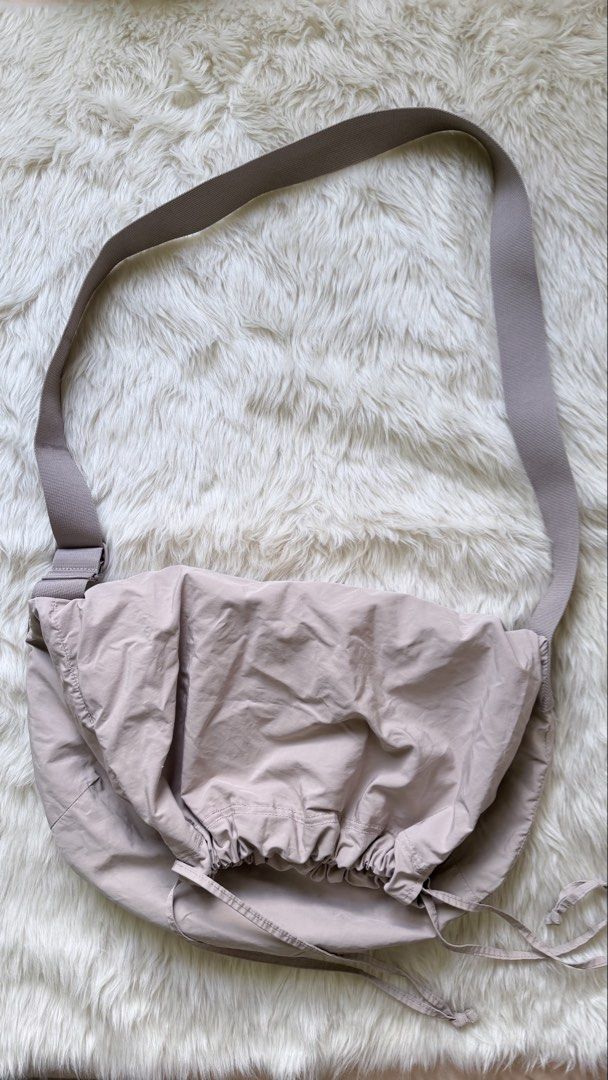 UNIQLO U Drawstring Shoulder Bag Dusty Pink (Category: Cross-body Bags) located in Manila. Submitted by buykathnaplz (Listing ID 1465986526, Image 1). Description: Details: - Authentic Uniqlo U Drawstring bag 🙂‍↕️ - Zipper is working and in very good condition - Straps and strings are in very good condition as well - ⚠️ Minor issues include: pen stains, and chipped paint in metal part of strap + can hold a lot of things AF (u can literally put a