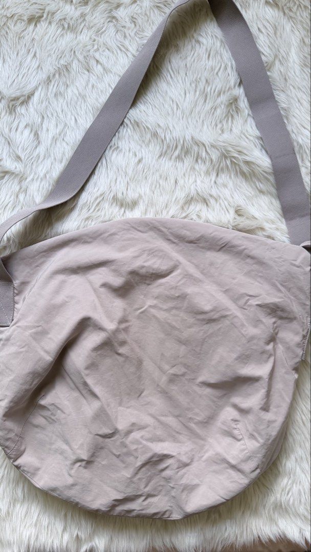 UNIQLO U Drawstring Shoulder Bag Dusty Pink (Category: Cross-body Bags) located in Manila. Submitted by buykathnaplz (Listing ID 1465986526, Image 3). Description: Details: - Authentic Uniqlo U Drawstring bag 🙂‍↕️ - Zipper is working and in very good condition - Straps and strings are in very good condition as well - ⚠️ Minor issues include: pen stains, and chipped paint in metal part of strap + can hold a lot of things AF (u can literally put a
