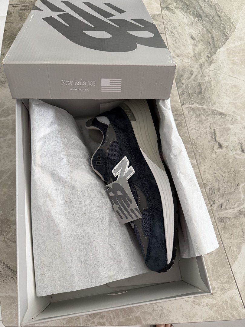 全新正版New Balance 992 Navy 美製 US9.5 / EU43 （分類：波鞋）位於 Hong Kong。 由 avlok 提交（商品編號 1465978847，圖片 2）。簡介： - 100%正版！購自New Balance專門店 - 有單 全新New Balance 992 Navy，美國製，鞋盒齊全，有原裝吊牌。U992NY，男裝 US 9.5，UK 9，EUR 43，中等闊度 D。深藍色撞灰襯色，麂皮網面材質，經典款。 。