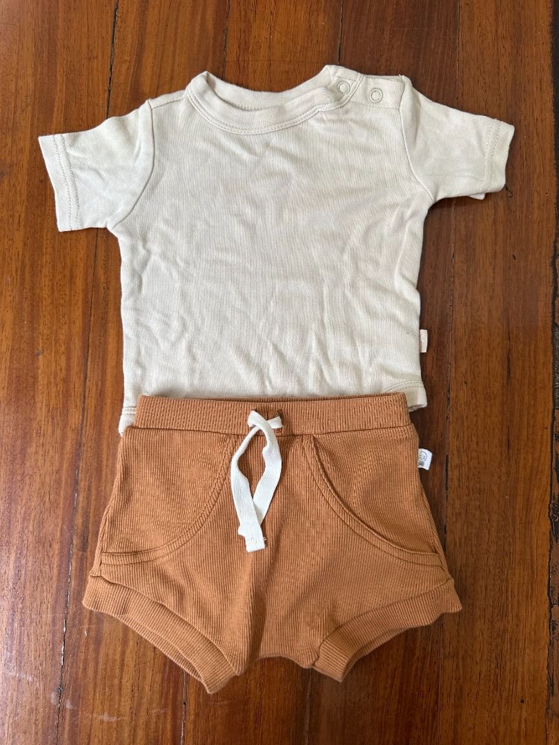 Newborn Outfit Bundle, Size: 0-3M (Category: Babies & Kids Fashion) located in Makati City. Submitted by travelfinds34611 (Listing ID 1466112439, Image 1). Description: GREAT CONDITION Newborn Outfit Bundle Goumi Baby Onesie, Size: 0-3M, Color: Cloud -> from USA Snuggle Hunny Shorts, Size: 000 (0-3M), Color: Chestnut -> from Australia .