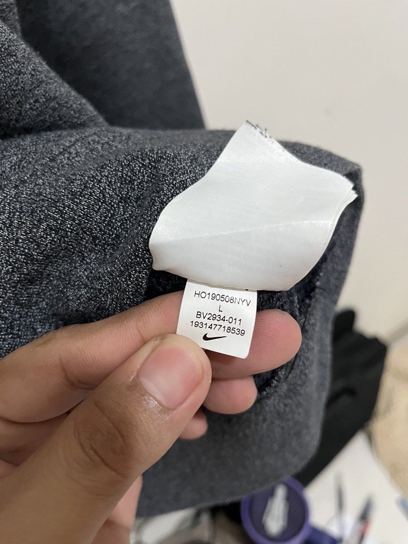 Nike (Category: Hoodies) located in Dauis. Submitted by streetwiseapparelph (Listing ID 1466120910, Image 3). Description: Nike 23x27 Excellent condition .