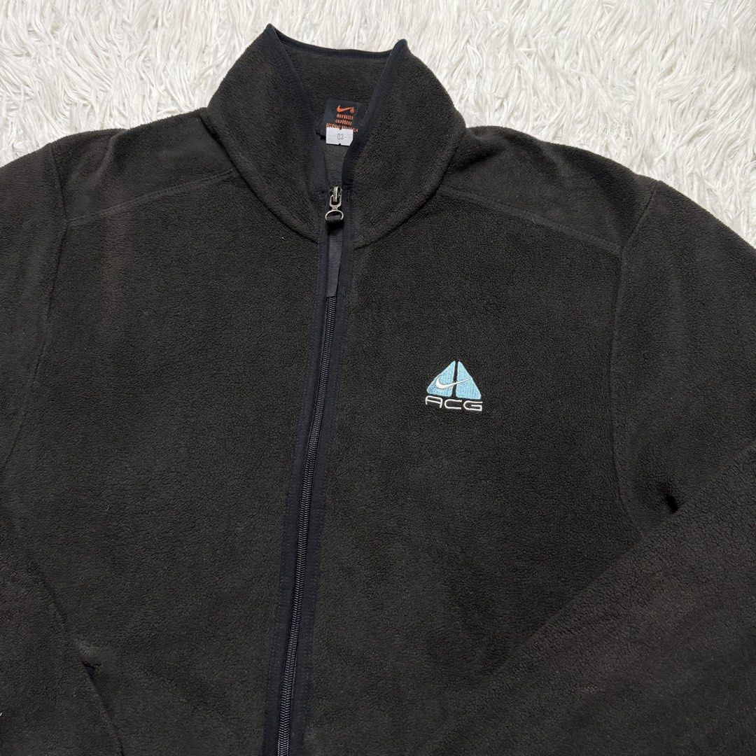 Nike acg (Category: Coats, Jackets and Outerwear) located in Baguio. Submitted by sellingtonshop (Listing ID 1466063532, Image 2). Description: s2. Nike ACG therma-fit fleece jacket Size: L Dimes: 28*22 Condition: very good Issue: faded parts (color rate: 8/10) Grab: 780.