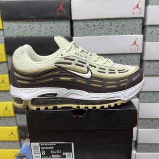 (Category: ) located in . Submitted by pickplanet_sneaker_shirt (Listing ID 1466119901, Image 1). Description: .