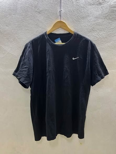 NIKE BASIC EMBRO LOGO TEE (Category: Tshirts & Polo Shirts ) located in Caloocan City. Submitted by j3ngsanity (Listing ID 1466067881, Image 1). Description: NO ISSUE DIMES : 22.5x28.5.
