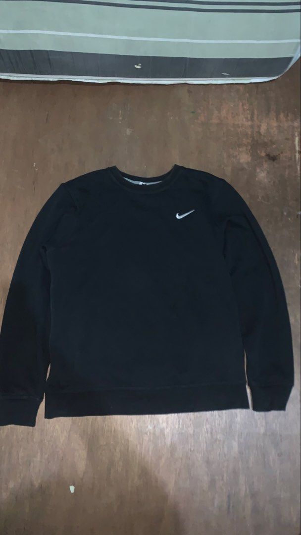 NIKE BLACK SWEATER (Category: Coats, Jackets and Outerwear) located in Cavite. Submitted by kenjie_thrift (Listing ID 1466085207, Image 1). Description: no issue complete tags 9.5/10 color rate nego pa price 21x28 dm for more info.