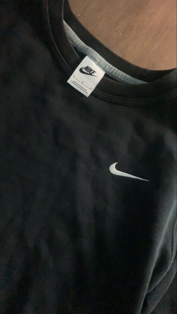 NIKE BLACK SWEATER (Category: Coats, Jackets and Outerwear) located in Cavite. Submitted by kenjie_thrift (Listing ID 1466085207, Image 2). Description: no issue complete tags 9.5/10 color rate nego pa price 21x28 dm for more info.