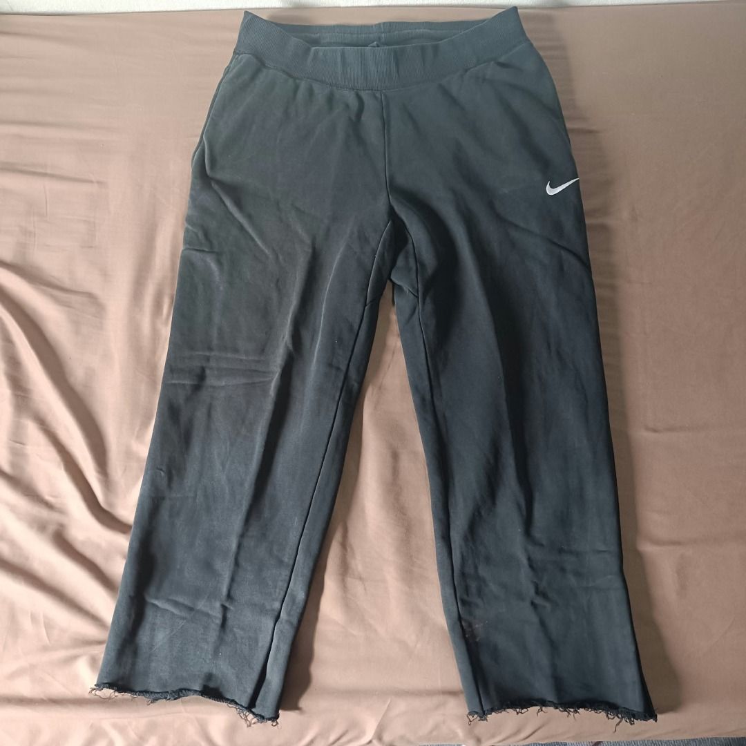 Nike Black Sweatpants *CUFFED CUT OFF* (Category: Joggers) located in Minglanilla. Submitted by mikeysells_ (Listing ID 1465975445, Image 1). Description: cebu, minglanilla loc df + item meet-up or maxim 📦 can ship via j&t express 📦 ✅ payment first via gcash ✅ 📩 df + item 📩 thrifted good condition honest issue: cuff cutted off waist 85 cm 33 inch length.