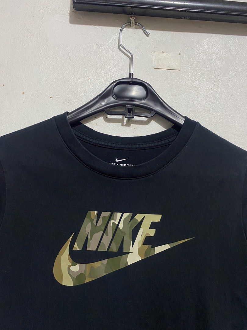 NIKE CAMOU SCRIPT SHIRT (Category: Shirts) located in Caloocan City. Submitted by alexahvaldez (Listing ID 1465964982, Image 2). Description: 17 width 25 length like new condition sana check last pic dm your best offer📲.