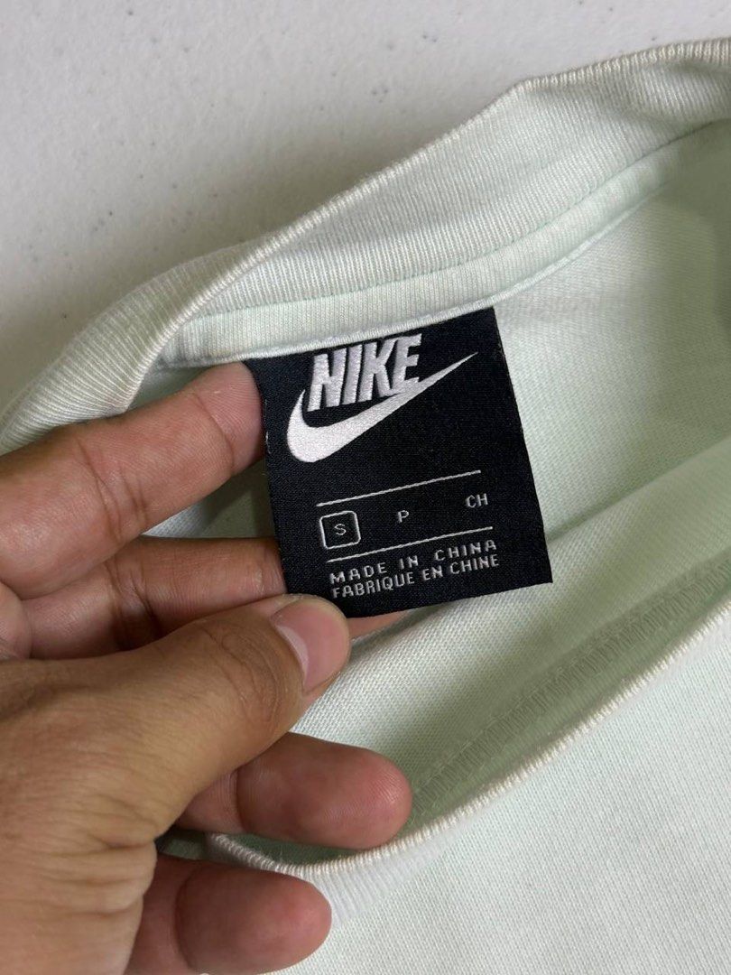 NIKE CROPPED WOMENS (Category: Shirts) located in Tacloban City. Submitted by coachfinds (Listing ID 1466077736, Image 3). Description: NIKE CROPPED WOMENS SMALL W 20 x L 17.5 COLOR RATE: 9/10 CONDITION: 9/10 MINE: 399.