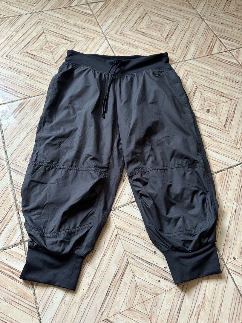 Nike Dri-Fit Black Cropped Jogger Pants Size S (Category: Joggers) located in Angeles City. Submitted by alejeong27 (Listing ID 1466028126, Image 1). Description: - Brand/Model: Nike Dri-Fit Black Cropped Pants - Size: S (Waist: 65 cm, Best for Height: 150-160 cm) - Material: 100% Polyester with breathable mesh inner lining - Fit & Features: Elastic waistband with adjustable drawstring, trendy cuffed hems - Storage: Convenient back zippered pocke