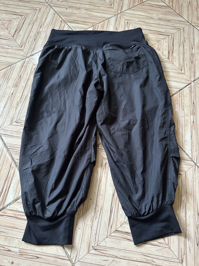 Nike Dri-Fit Black Cropped Jogger Pants Size S (Category: Joggers) located in Angeles City. Submitted by alejeong27 (Listing ID 1466028126, Image 2). Description: - Brand/Model: Nike Dri-Fit Black Cropped Pants - Size: S (Waist: 65 cm, Best for Height: 150-160 cm) - Material: 100% Polyester with breathable mesh inner lining - Fit & Features: Elastic waistband with adjustable drawstring, trendy cuffed hems - Storage: Convenient back zippered pocke