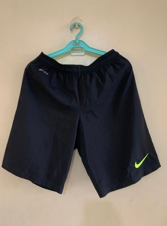 Nike Drifit Short Mens (Category: Shorts) located in Valenzuela. Submitted by clickandshoppreloved (Listing ID 1466037793, Image 1). Description: Nike Short Mens Onhand, Original (Small Ontag, Overuns) Waist : 26in (garterized upto 28-29) Height: 17.5 Color : Black (Excellent Condition, Good As New).