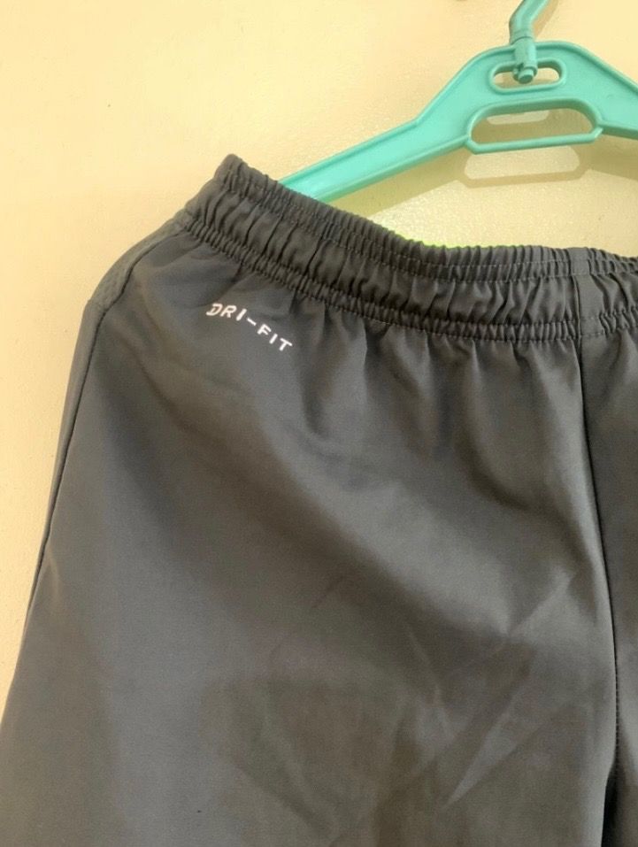 Nike Drifit Short Mens (Category: Shorts) located in Valenzuela. Submitted by clickandshoppreloved (Listing ID 1466037793, Image 3). Description: Nike Short Mens Onhand, Original (Small Ontag, Overuns) Waist : 26in (garterized upto 28-29) Height: 17.5 Color : Black (Excellent Condition, Good As New).