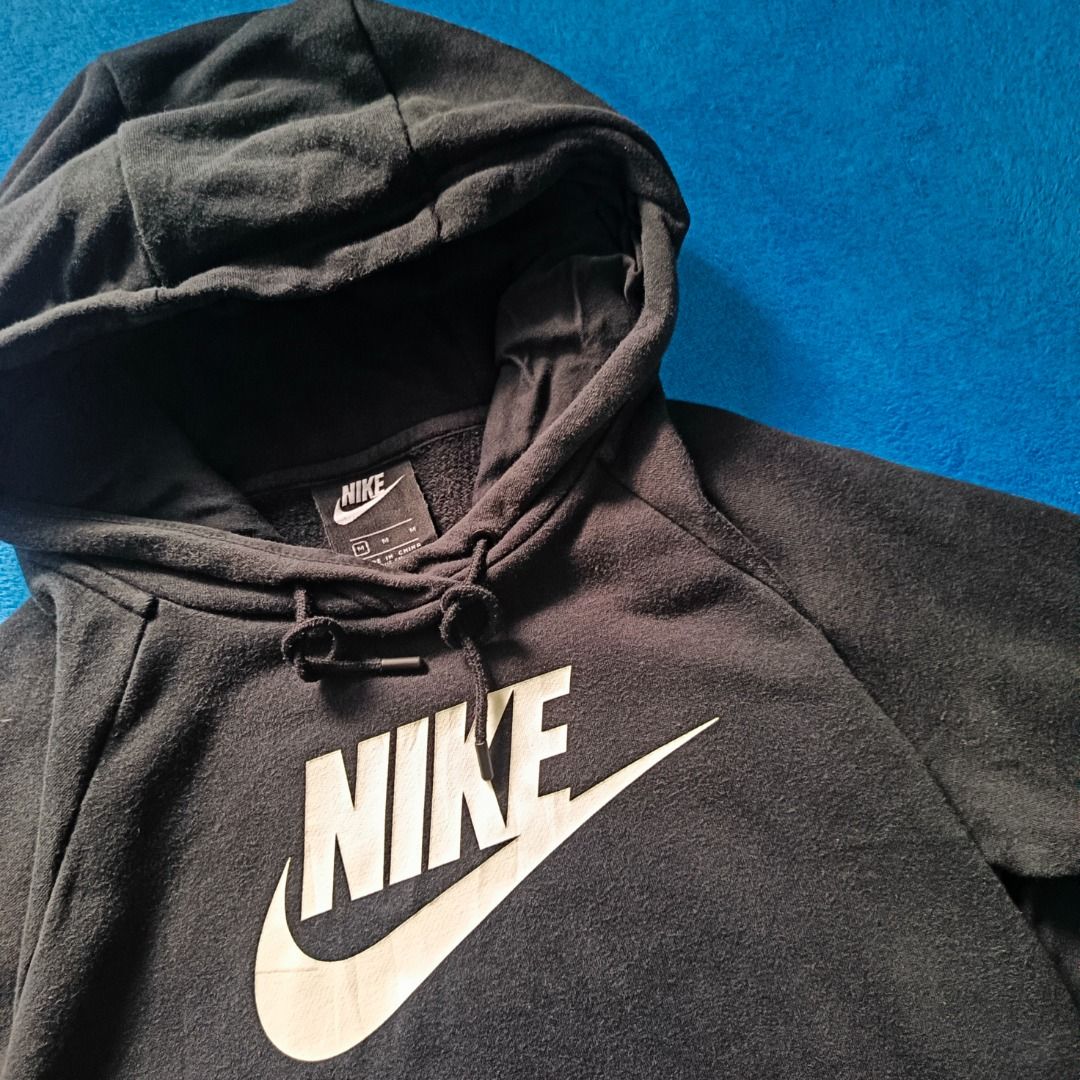 Nike Essential Pullover Hoodie (Category: Coats, Jackets and Outerwear) located in Antipolo. Submitted by juliane_thrift-declutters (Listing ID 1466129607, Image 3). Description: Nike Essential Pullover Hoodie Dimes: 25×23 Size: Medium on tag Best fit to Small to Medium • No issue (No cracked prints) • Printed Logo • Complete Wash tags • Overall Condition: 9.5/10 * Color nay vary due to lighting .