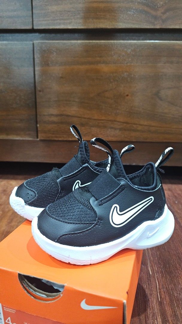 Nike Flex Runner 3 (TD) Black White Size 4C (Category: Babies & Kids Fashion) located in Indang. Submitted by nrojales (Listing ID 1466052646, Image 2). Description: Nike Flex Runner 3 toddler shoes. Color : Black and white. Size: 4C, UK 3.5, EUR 19.5, 10 cm. Original price: 1,400php Selling price: 900php Slip-on design with pull tabs at the heel and tongue for easy wear. Mesh upper with synthetic overlays. Original orange Nike box included. Clea