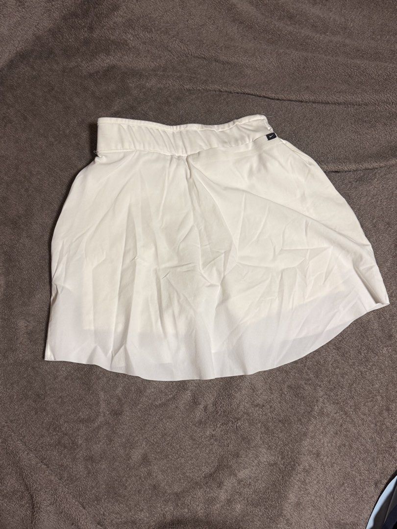 Nike golf / tennis skirt (Category: Skirts) located in Marikina City. Submitted by donttellanyone (Listing ID 1466088633, Image 3). Description: Size XS made to fit an XXS From 25in to 23.5in waist Rfs: i got fat lol Ps. Light stain on the side. See pic. But i think can come off with wash lang. No LP. The item still feels very brand new Used maximum 2x i stopped playing golf na.