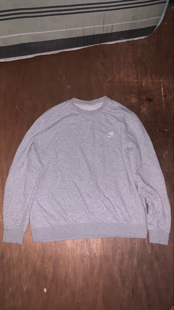 NIKE GREY SWEATER (Category: Coats, Jackets and Outerwear) located in Cavite. Submitted by kenjie_thrift (Listing ID 1466086525, Image 1). Description: issue: cut neck tag 21x28 10/10 color rate .