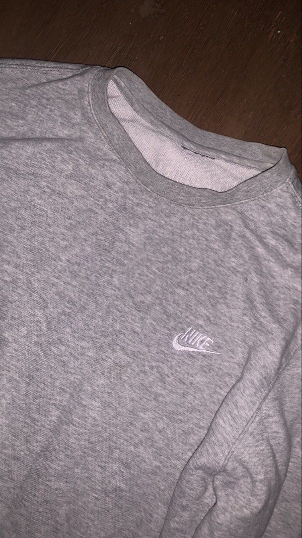 NIKE GREY SWEATER (Category: Coats, Jackets and Outerwear) located in Cavite. Submitted by kenjie_thrift (Listing ID 1466086525, Image 2). Description: issue: cut neck tag 21x28 10/10 color rate .
