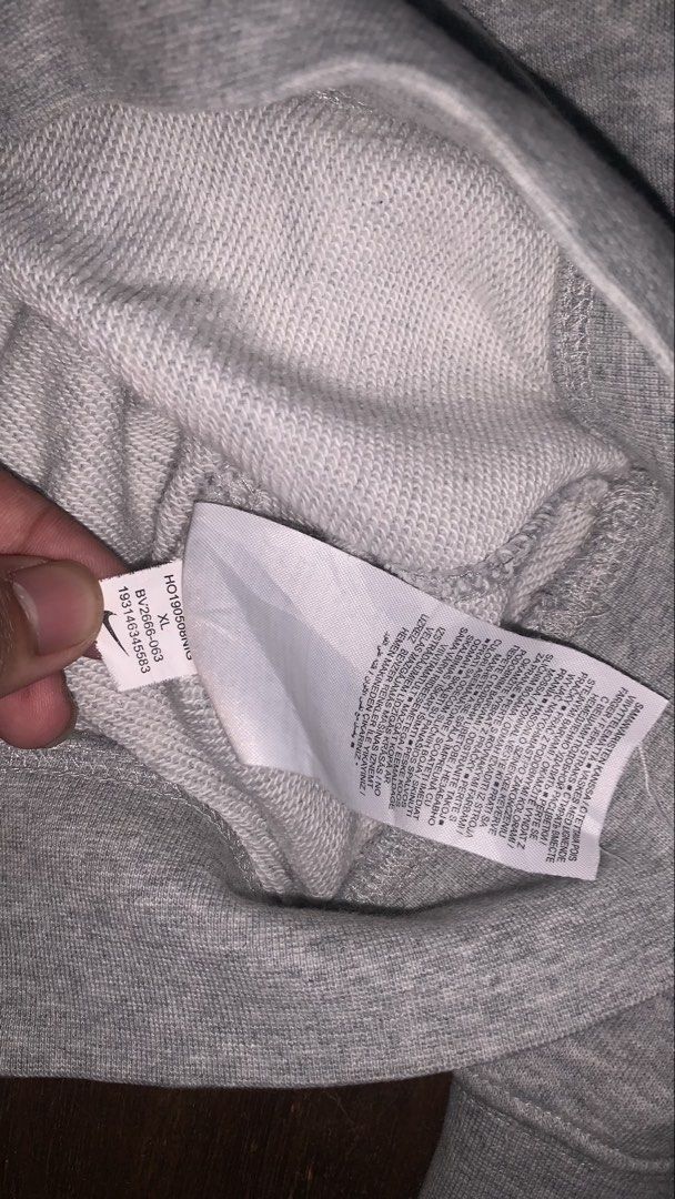 NIKE GREY SWEATER (Category: Coats, Jackets and Outerwear) located in Cavite. Submitted by kenjie_thrift (Listing ID 1466086525, Image 3). Description: issue: cut neck tag 21x28 10/10 color rate .
