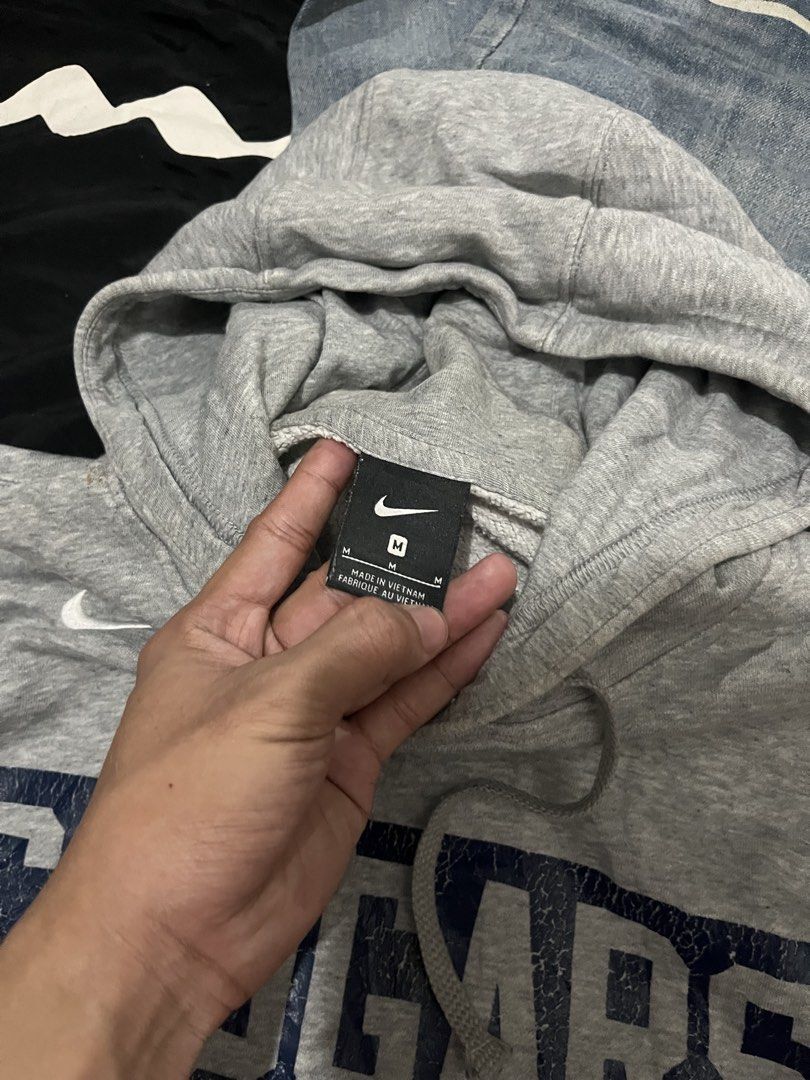 nike hoodie (Category: Coats, Jackets and Outerwear) located in Pasay City. Submitted by metro_thrift (Listing ID 1465965970, Image 3). Description: 22x27 good condition med on tag.