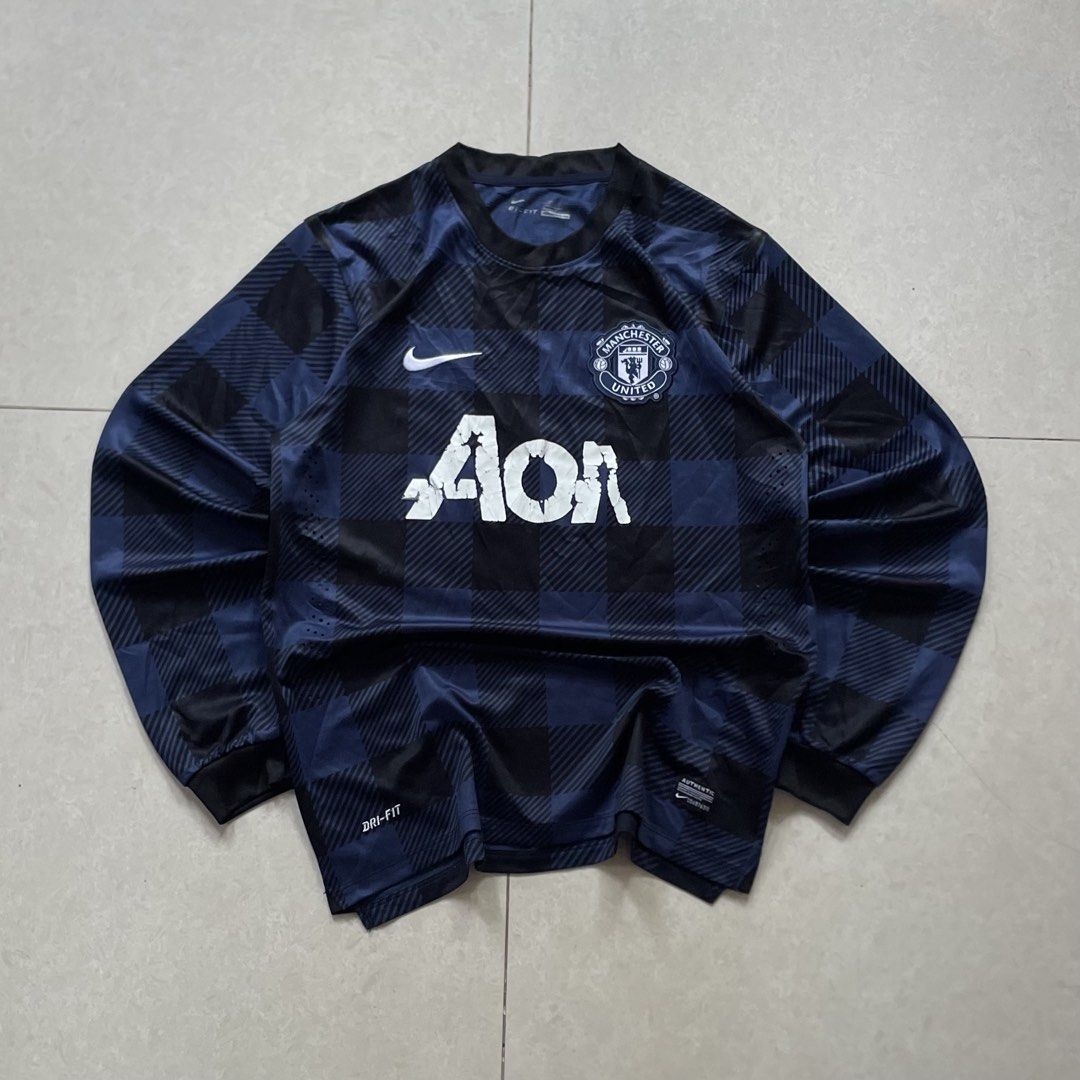 NIKE MANCHESTER LONGSLEEVE JERSEY (Category: Activewear) located in Liloan. Submitted by retro_ken_finds (Listing ID 1465961815, Image 2). Description: (NIKE FOOTBALL JERSEY) 📐𝐌𝐞𝐚𝐬𝐮𝐫𝐞𝐦𝐞𝐧𝐭 ( 𝒊𝒏 𝒊𝒏𝒄𝒉𝒆𝒔 ) ᴡɪᴅᴛʜ: 20.5 | ʟᴇɴɢᴛʜ: 28 • ᴄᴏɴᴅɪᴛɪᴏɴ: 9/10 • ᴄᴏʟᴏʀ ʀᴀᴛᴇ: 9/10 _______________________________ 🅼🅸🅽🅴: 450.