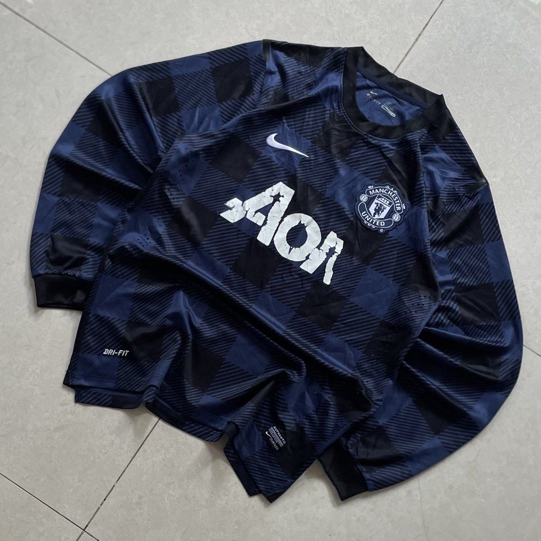 NIKE MANCHESTER LONGSLEEVE JERSEY (Category: Activewear) located in Liloan. Submitted by retro_ken_finds (Listing ID 1465961815, Image 3). Description: (NIKE FOOTBALL JERSEY) 📐𝐌𝐞𝐚𝐬𝐮𝐫𝐞𝐦𝐞𝐧𝐭 ( 𝒊𝒏 𝒊𝒏𝒄𝒉𝒆𝒔 ) ᴡɪᴅᴛʜ: 20.5 | ʟᴇɴɢᴛʜ: 28 • ᴄᴏɴᴅɪᴛɪᴏɴ: 9/10 • ᴄᴏʟᴏʀ ʀᴀᴛᴇ: 9/10 _______________________________ 🅼🅸🅽🅴: 450.