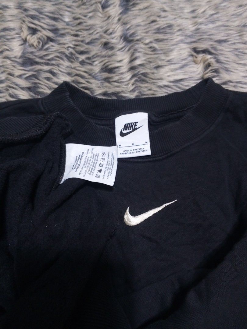 Nike mid swoosh (Category: Coats, Jackets and Outerwear) located in Manila. Submitted by pagatpatan59259 (Listing ID 1466022811, Image 2). Description: Nike mid swoosh Size: M on tag / Price: 850+SF.