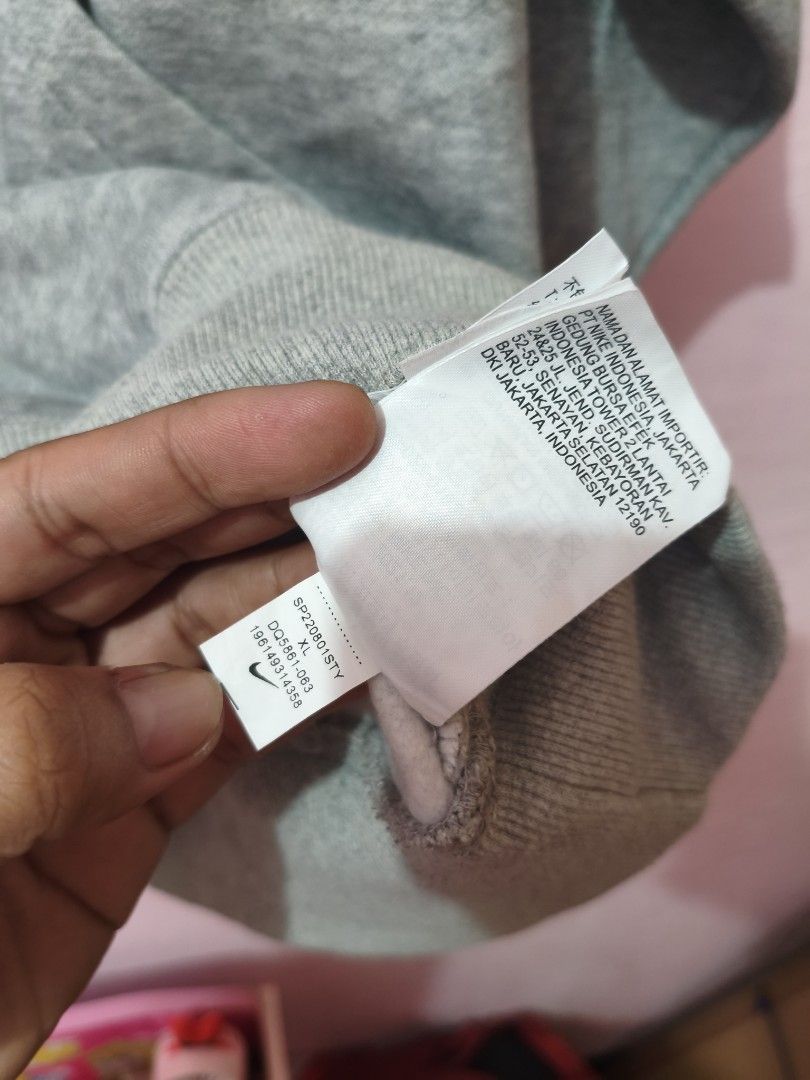Nike Midwoosh Grey Hoodie Jacket (Category: Hoodies) located in Paranaque City. Submitted by glendel_04 (Listing ID 1465977809, Image 3). Description: Excellent cond Size Large (Boxy type) All details dyan na po ✅.