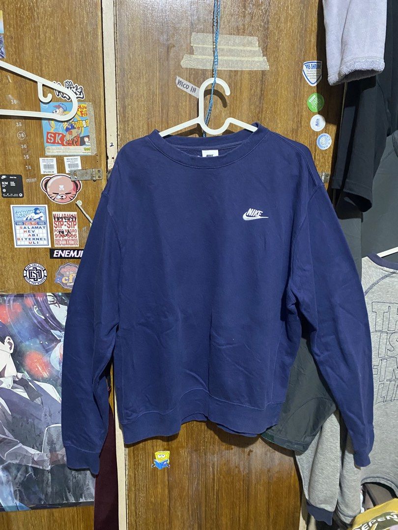Nike Navy Blue Crewneck Sweatshirt (Category: Coats, Jackets and Outerwear) located in Imus. Submitted by frootiloots4103 (Listing ID 1466002261, Image 1). Description: - Brand: Nike - Color: Dark Blue - Size: Medium (Tag inside) 25x26 - Origin: Made in Sri Lanka - Design: Classic embroidered chest logo, solid color - Fit: Comfortable classic fit for casual wear - Details: Long sleeves, ribbed cuffs and hem - Condition: Clean and well-maintained 