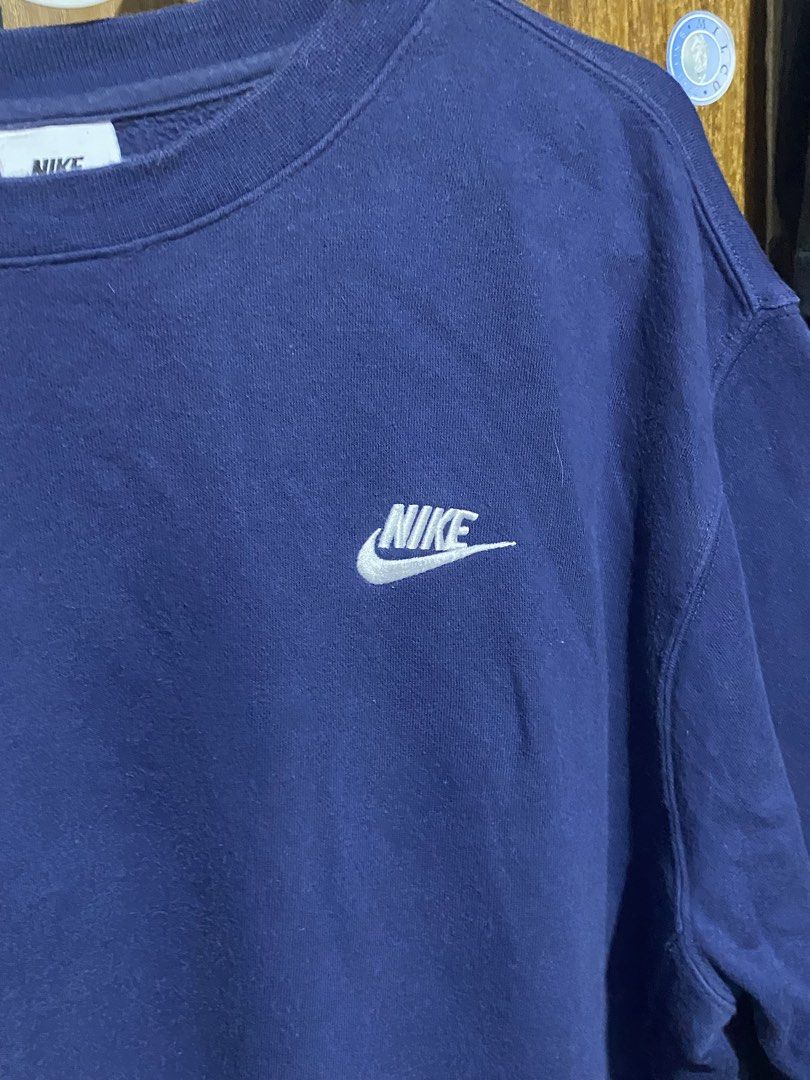 Nike Navy Blue Crewneck Sweatshirt (Category: Coats, Jackets and Outerwear) located in Imus. Submitted by frootiloots4103 (Listing ID 1466002261, Image 2). Description: - Brand: Nike - Color: Dark Blue - Size: Medium (Tag inside) 25x26 - Origin: Made in Sri Lanka - Design: Classic embroidered chest logo, solid color - Fit: Comfortable classic fit for casual wear - Details: Long sleeves, ribbed cuffs and hem - Condition: Clean and well-maintained 