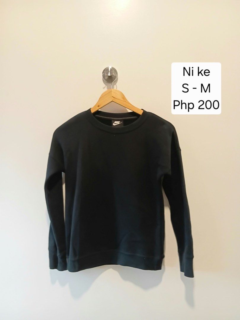 Nike Navy Blue Sweatshirt Size M (Category: Coats, Jackets and Outerwear) located in Antipolo. Submitted by wisecat.4a7eea (Listing ID 1466042933, Image 1). Description: - Brand: Nike - Style: Classic crewneck sweatshirt - Color: Solid black - Size: Medium (M) - Material: 80% cotton, 20% polyester blend - Features: Long sleeves, ribbed cuffs and hem, embroidered logo on collar tag - Condition: Clean exterior.