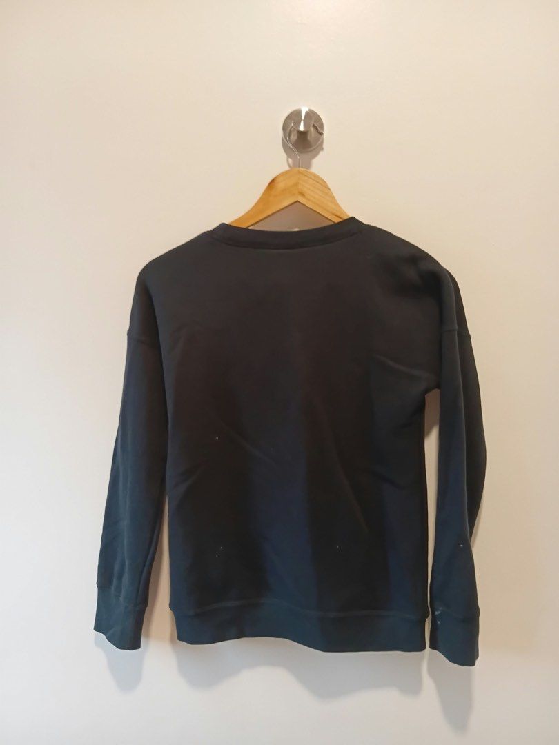 Nike Navy Blue Sweatshirt Size M (Category: Coats, Jackets and Outerwear) located in Antipolo. Submitted by wisecat.4a7eea (Listing ID 1466042933, Image 2). Description: - Brand: Nike - Style: Classic crewneck sweatshirt - Color: Solid black - Size: Medium (M) - Material: 80% cotton, 20% polyester blend - Features: Long sleeves, ribbed cuffs and hem, embroidered logo on collar tag - Condition: Clean exterior.