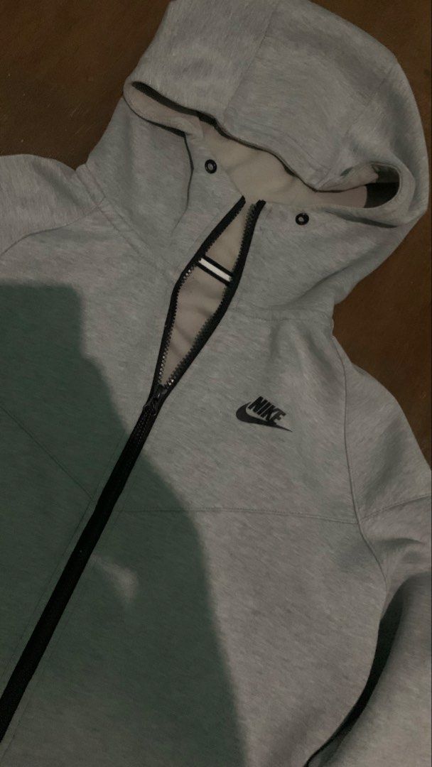 NIKE TECH HOODIE GREY (Category: Hoodies) located in Cavite. Submitted by kenjie_thrift (Listing ID 1466086812, Image 2). Description: ISSUE: CUT NECK TAG BUT HAVE WASH TAG SMALL TO MED SIZING NO OTHER ISSUE 10/10 colo rate mabisa.