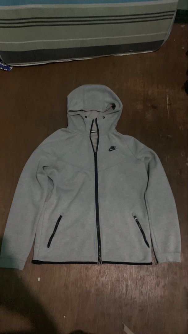 NIKE TECH HOODIE GREY (Category: Hoodies) located in Cavite. Submitted by kenjie_thrift (Listing ID 1466086812, Image 1). Description: ISSUE: CUT NECK TAG BUT HAVE WASH TAG SMALL TO MED SIZING NO OTHER ISSUE 10/10 colo rate mabisa.