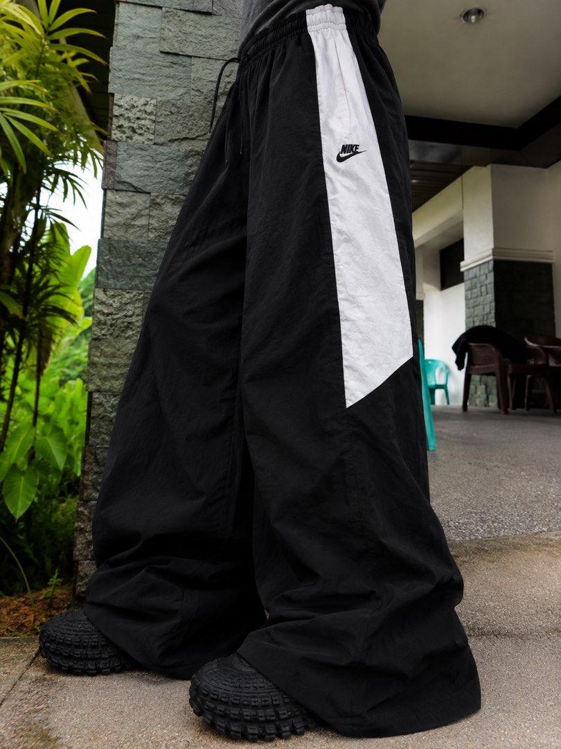 Nike Trackpants (Category: Activewear) located in Manila. Submitted by jamesgrefi35527 (Listing ID 1466111391, Image 1). Description: Dm.