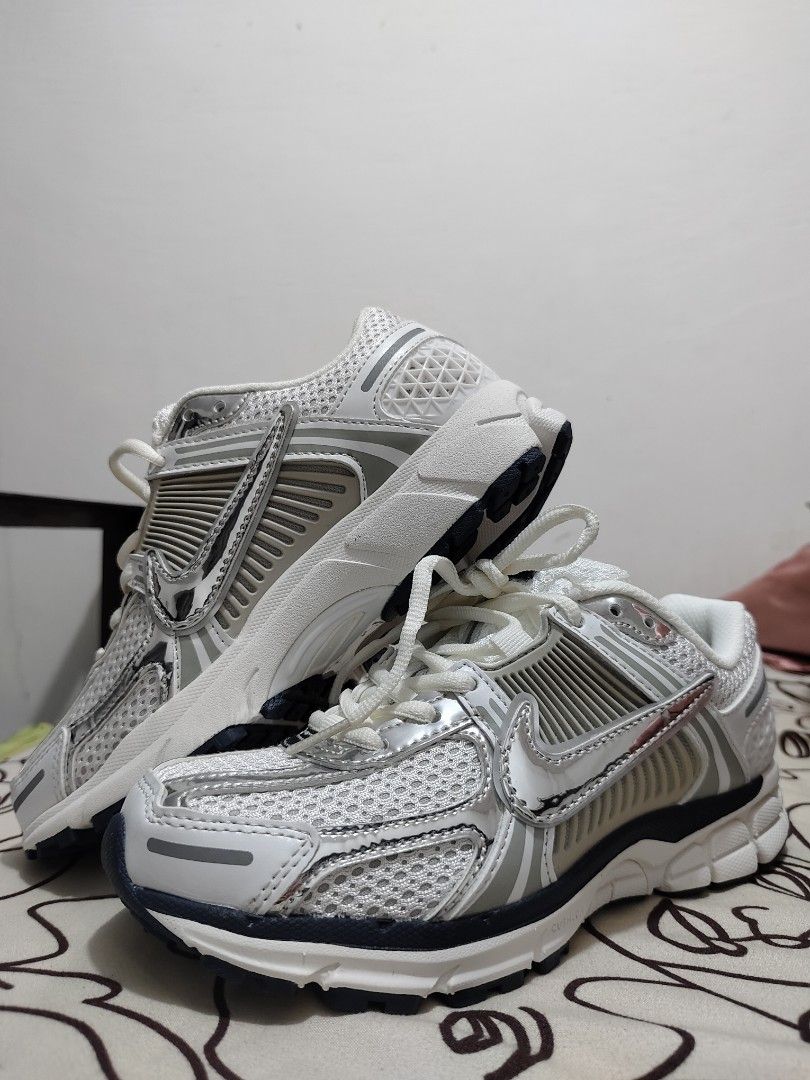 Nike Vomero 5 (Category: Shoe inserts) located in Pasay City. Submitted by cldnflrc (Listing ID 1465986452, Image 1). Description: Never been used With box Size 38.