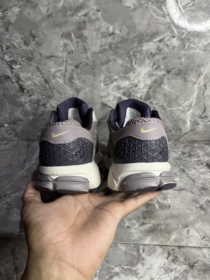 NIKE VOMERO 5 (Category: Sneakers) located in Manila. Submitted by labuntogra93349 (Listing ID 1466080127, Image 3). Description: NIKE VOMERO 5 38.5 eur.