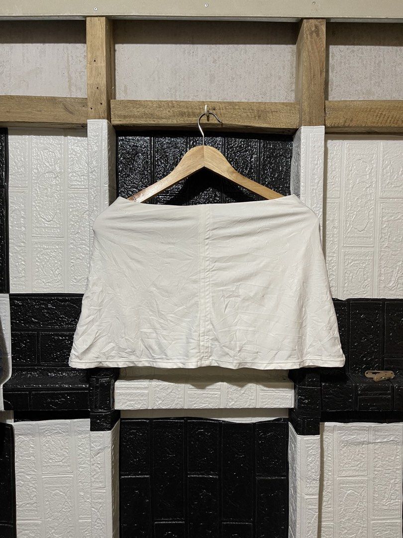 Nike White Tennis Skort (Category: Activewear) located in Lopez. Submitted by thrift.ni.roms22 (Listing ID 1466151264, Image 2). Description: - Color: White - Style: Classic pleated tennis skort with built-in shorts underneath - Details: Small embroidered Nike swoosh logo near the hem and special Nike tennis court label inside - Material: Lightweight fabric - Condition: Great for sports, tennis matches, or active days out.