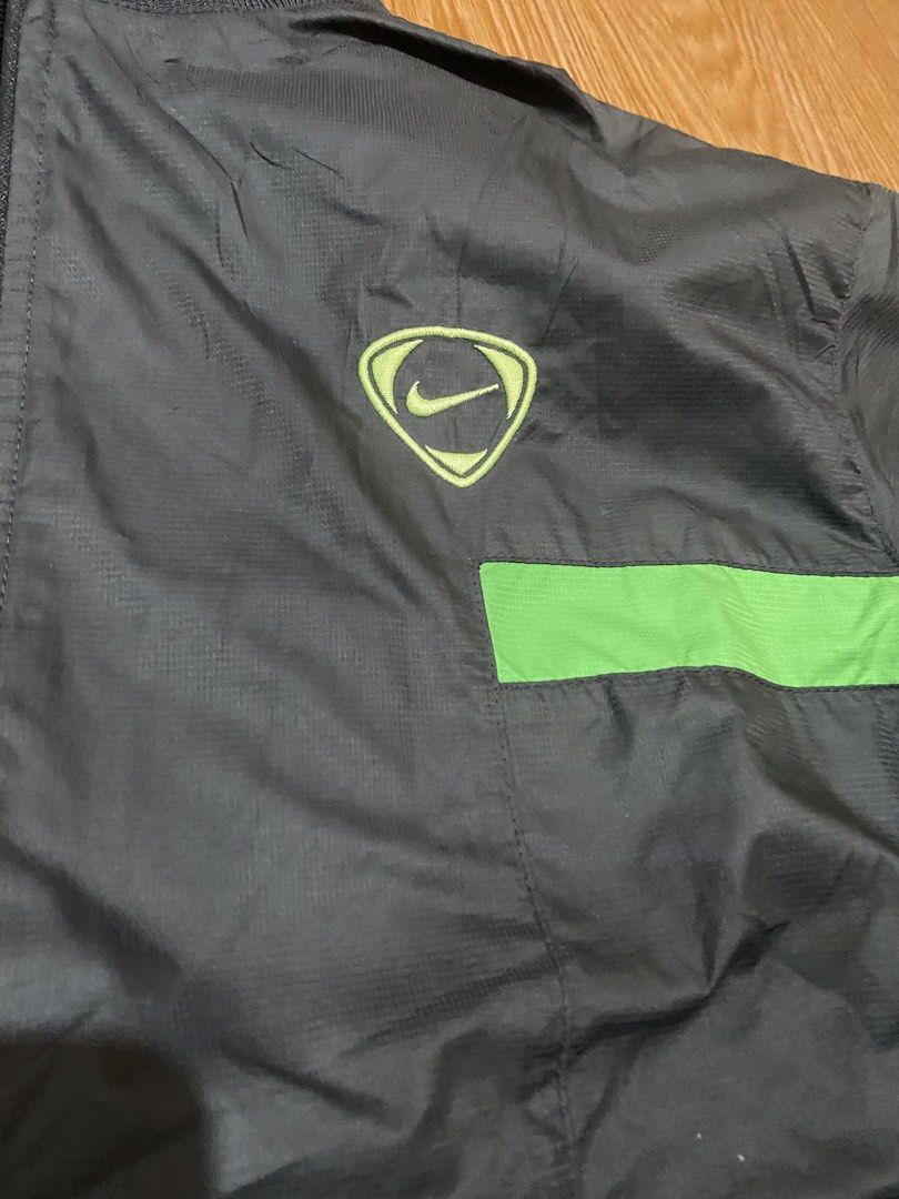 Nike windbreaker (Category: Coats, Jackets and Outerwear) located in Paracale. Submitted by marthtift_88marceloveri (Listing ID 1465972112, Image 2). Description: Authentic Dimes 28x22 No issue Like new.