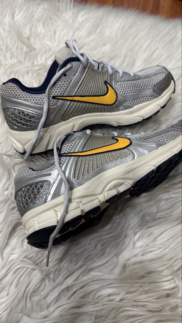 Nike Zoom Vomero 5 (Category: Sneakers) located in Manila. Submitted by maria_mk (Listing ID 1466088731, Image 2). Description: NO MORE BOX Zoom Vomero 5 Pute Platinum and Laser Orange.