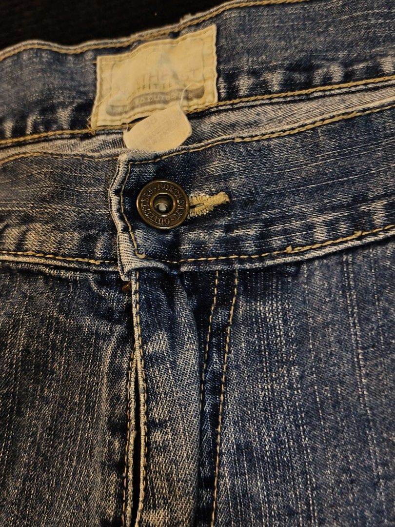 NORTHEAST OUTFITTERS CARPENTER JORTS (Category: Shorts) located in San Fernando. Submitted by retro_d (Listing ID 1466142963, Image 3). Description: - NORTHEAST OUTFITTERS CARPENTER JORTS - Size: W-38/L-23/T-15/LO-13 - Condition: Good - Color Rate: 8.5/10 - Issue: Minimal Stain.