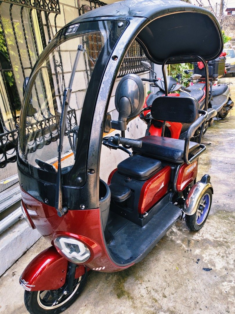 Nwow erv 2 (Category: Motorbikes for Sale) located in Malabon City. Submitted by haileysmit70567 (Listing ID 1465957913, Image 2). Description: 29,8 nlng kaka1yr plng 2025 model last yr lng bnli bgsak price Bought for 43,000 but selling 29,8 nlng Complete with orig charger, orig keys. The NWOW ERV2 is a 3-wheel electric scooter designed for daily commuting, featuring a 48V/20Ah lead-acid battery, 350W differential motor, and a 60-70 km range. It 