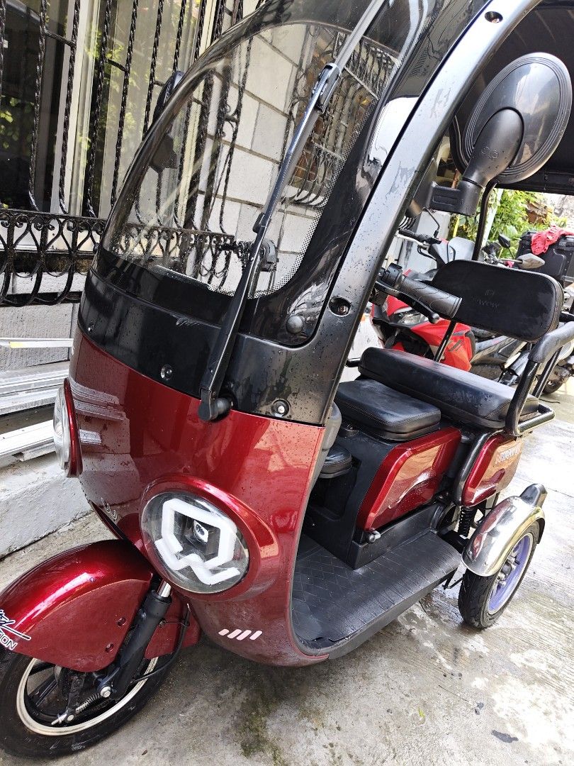 Nwow erv 2 (Category: Wheelchairs) located in Manila. Submitted by yhinyhang (Listing ID 1465958019, Image 1). Description: 29,8 nlng kaka1yr plng 2025 model last yr lng bnli bgsak price Bought for 43,000 but selling 29,8 nlng Complete with orig charger, orig keys. The NWOW ERV2 is a 3-wheel electric scooter designed for daily commuting, featuring a 48V/20Ah lead-acid battery, 350W differential motor, and a 60-70 km range. It has a top speed of 2