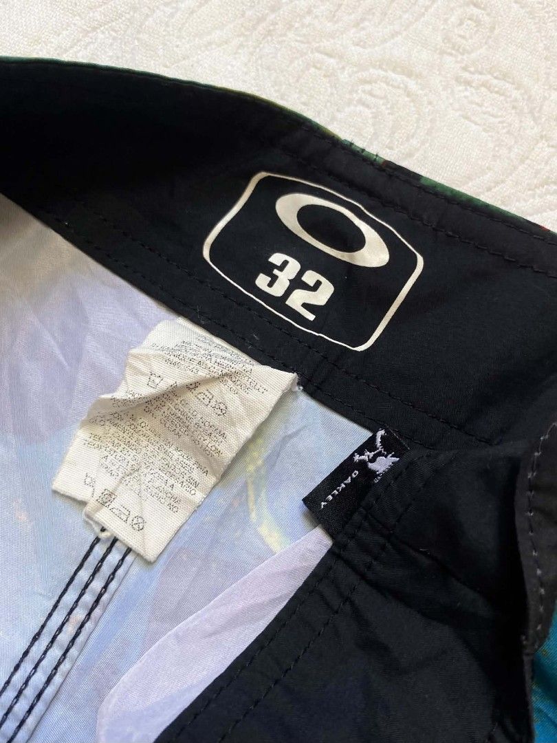 Oakley board shorts (Category: Activewear) located in Tarlac. Submitted by dinnuh4e (Listing ID 1466043167, Image 3). Description: Oakley boardshort waist 34 length 21 Lo 12 issue: none .