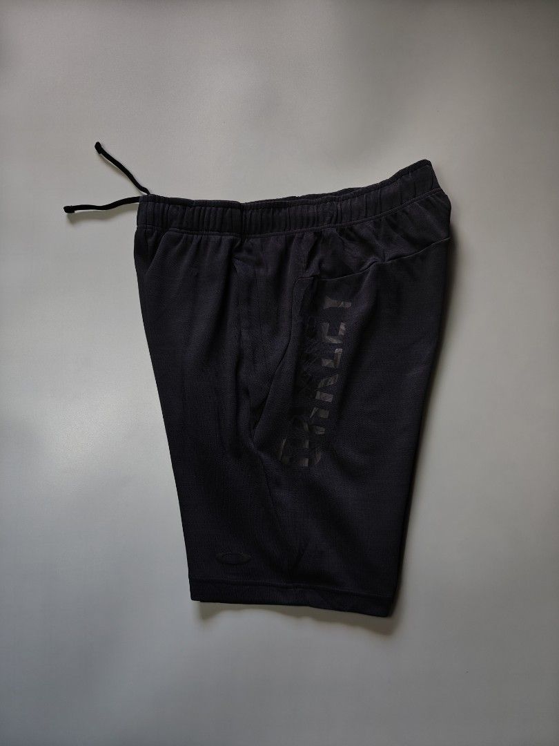 Oakley Short (Category: Shorts) located in Alaminos. Submitted by paldonats (Listing ID 1465985579, Image 1). Description: ◾Size : Medium on tag ◾Dimes : W30-32", L18.5" ◾VGOOD CONDITION! *ISSUE DOT PAINT STAIN, FINE LINTS SEE LAST PHOTO ◾WASHED W/ FABCON AND READY TO WEAR 🛒Price : + Shipping fee.