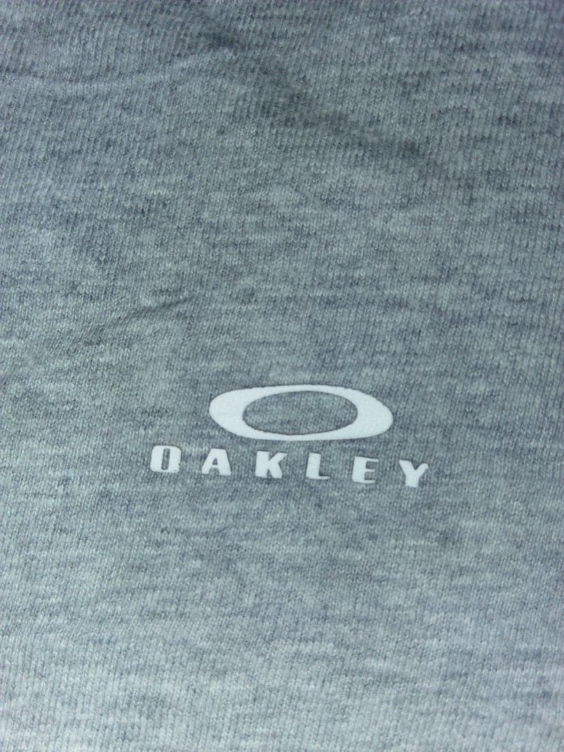 OAKLEY TEE (Category: Tshirts & Polo Shirts ) located in Cebu City. Submitted by imbapicker (Listing ID 1465958489, Image 2). Description: OAKLEY TEE SIZE LARGE WIDTH 21.5" LENGTH 27" EXCELLENT CONDITION 650 +SHIPP DM IF INTERESTED 📩 LOCATION LAPU-LAPU.