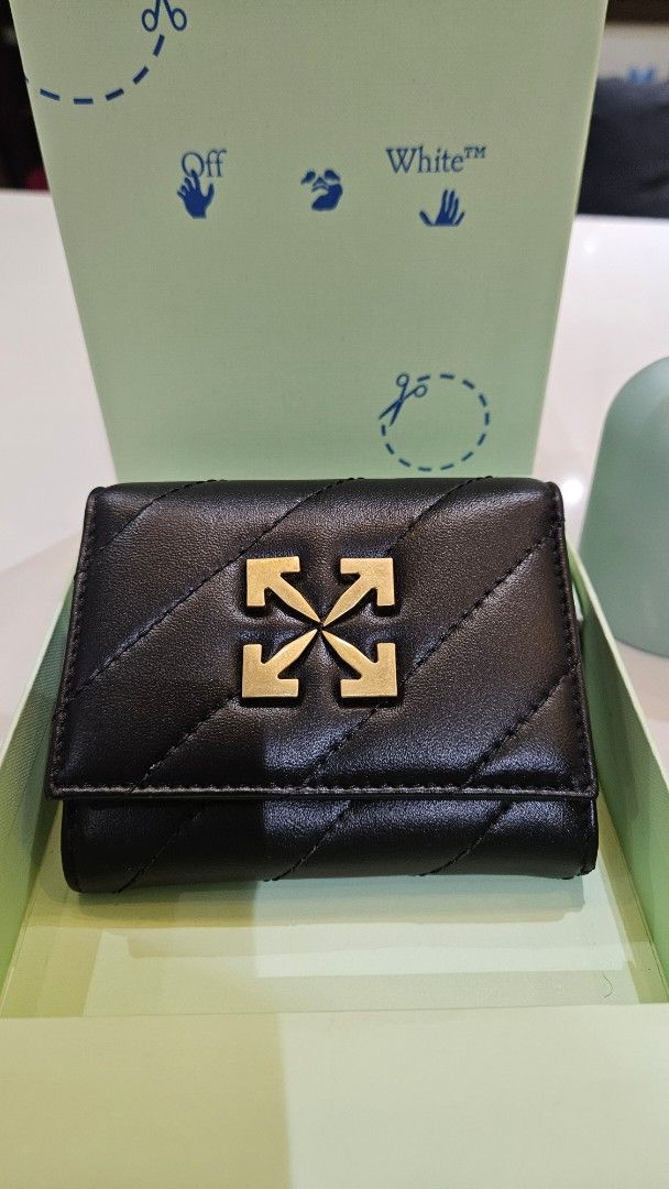 Off-White Quilted Leather Trifold Wallet (Category: Luxury Bags & Wallets) located in Pasig City. Submitted by krist1na092 (Listing ID 1466094053, Image 1). Description: Brand New Off-White Arrow Plaque Quilted Trifold Wallet Black | Box + Certilogo Details: • Brand: Off-White™ • Style: Arrow Plaque / Quilted Trifold Wallet • Color: Black • Gold-tone Arrow hardware • Quilted leather exterior • Multiple card slots • Zip compartment • Made in Italy