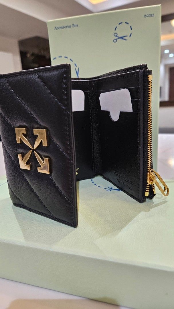 Off-White Quilted Leather Trifold Wallet (Category: Luxury Bags & Wallets) located in Pasig City. Submitted by krist1na092 (Listing ID 1466094053, Image 3). Description: Brand New Off-White Arrow Plaque Quilted Trifold Wallet Black | Box + Certilogo Details: • Brand: Off-White™ • Style: Arrow Plaque / Quilted Trifold Wallet • Color: Black • Gold-tone Arrow hardware • Quilted leather exterior • Multiple card slots • Zip compartment • Made in Italy
