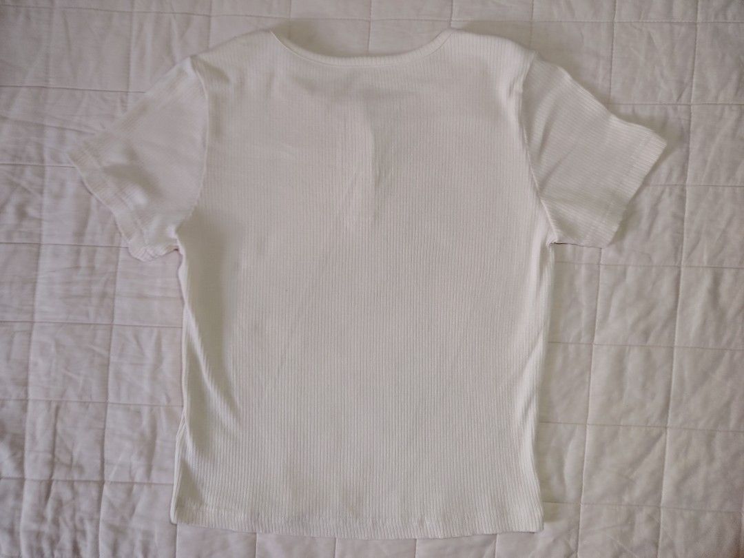 Off-White Ribbed Knit Short Sleeve Top with Snap Buttons (Category: Shirts) located in Tarlac. Submitted by your_finds (Listing ID 1466015905, Image 2). Description: Description: - For kids - Small ang size (pwede sa xs adult) - Off-White ang color - Snap button Condition: 10/10 / Excellent condition Medida size (inch) Bust: 30-32 Length: 17.