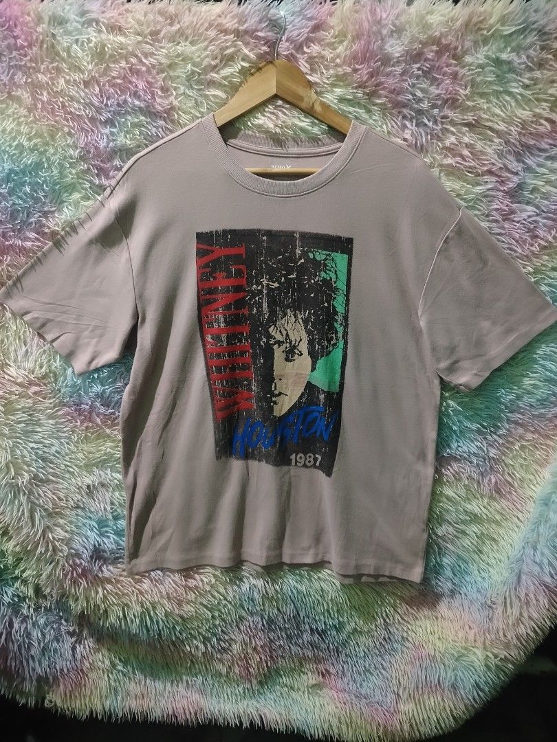 Old Navy Active Whitney Houston 1987 Graphic Tee (Category: Tshirts & Polo Shirts ) located in Palo. Submitted by ubnathrifteez (Listing ID 1466077091, Image 1). Description: DIMES ; L27W22 CONDITION ; LIKE NEW COLOR RATE ; 10/10 ISSUE ; NONE.